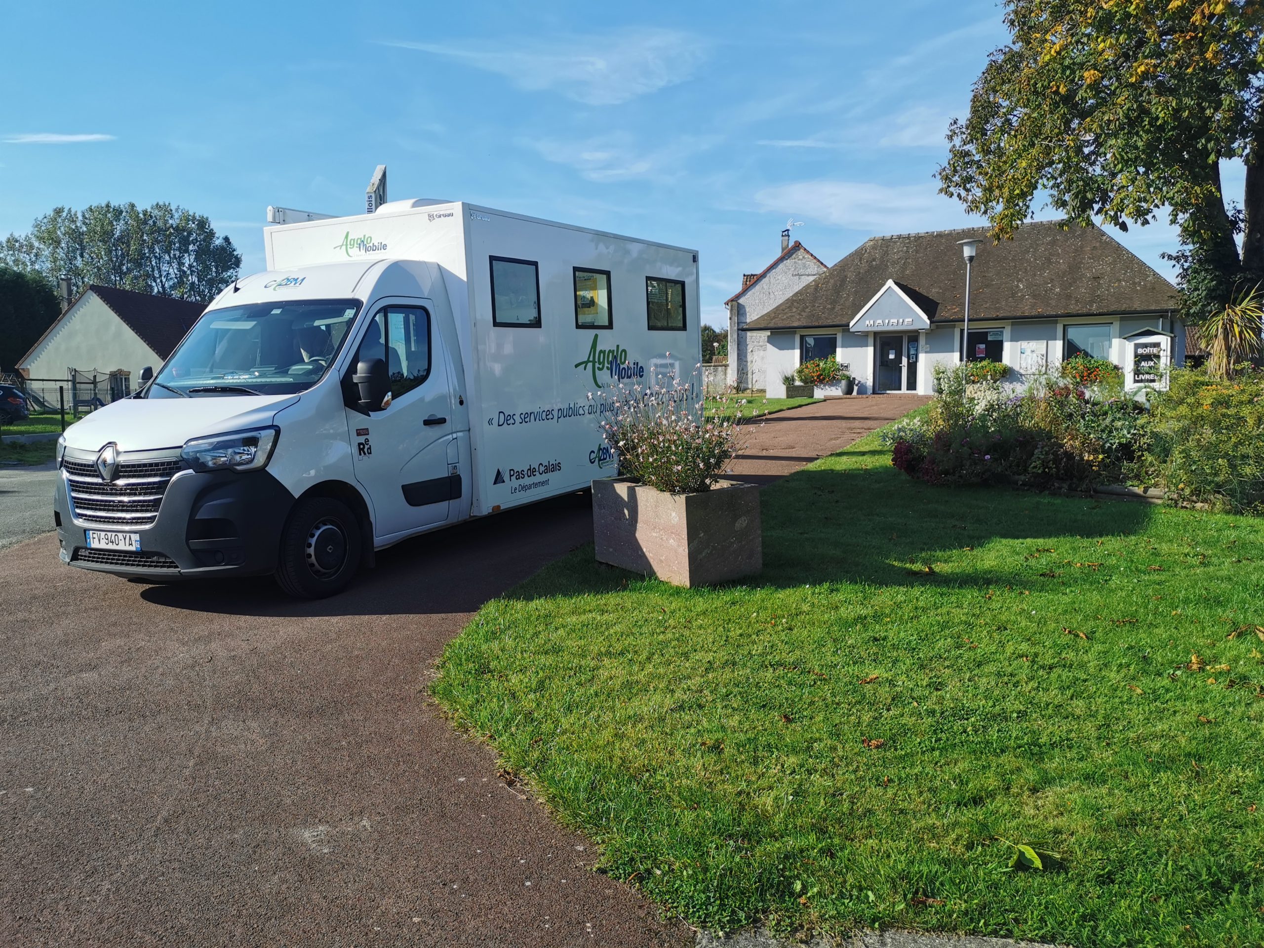 Camion de l'agglo mobile devant une mairie
